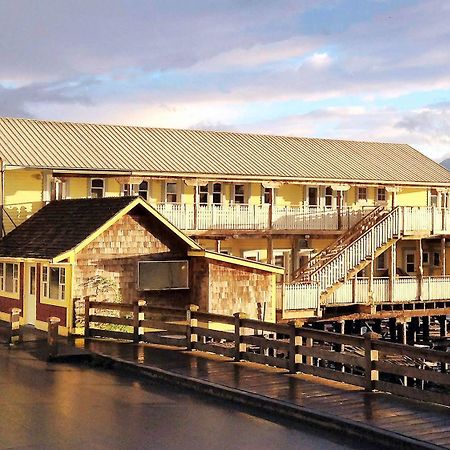 Seine Boat Inn Alert Bay Екстериор снимка
