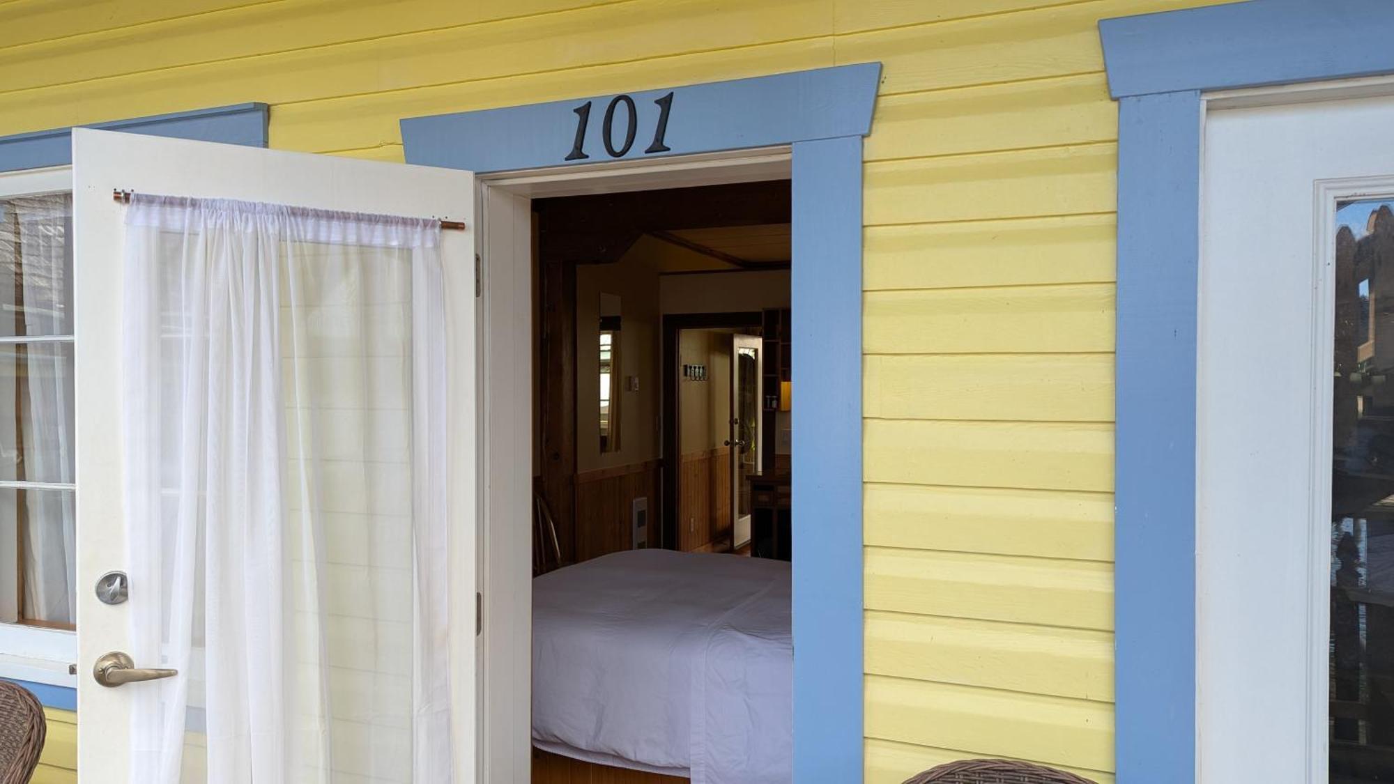 Seine Boat Inn Alert Bay Екстериор снимка
