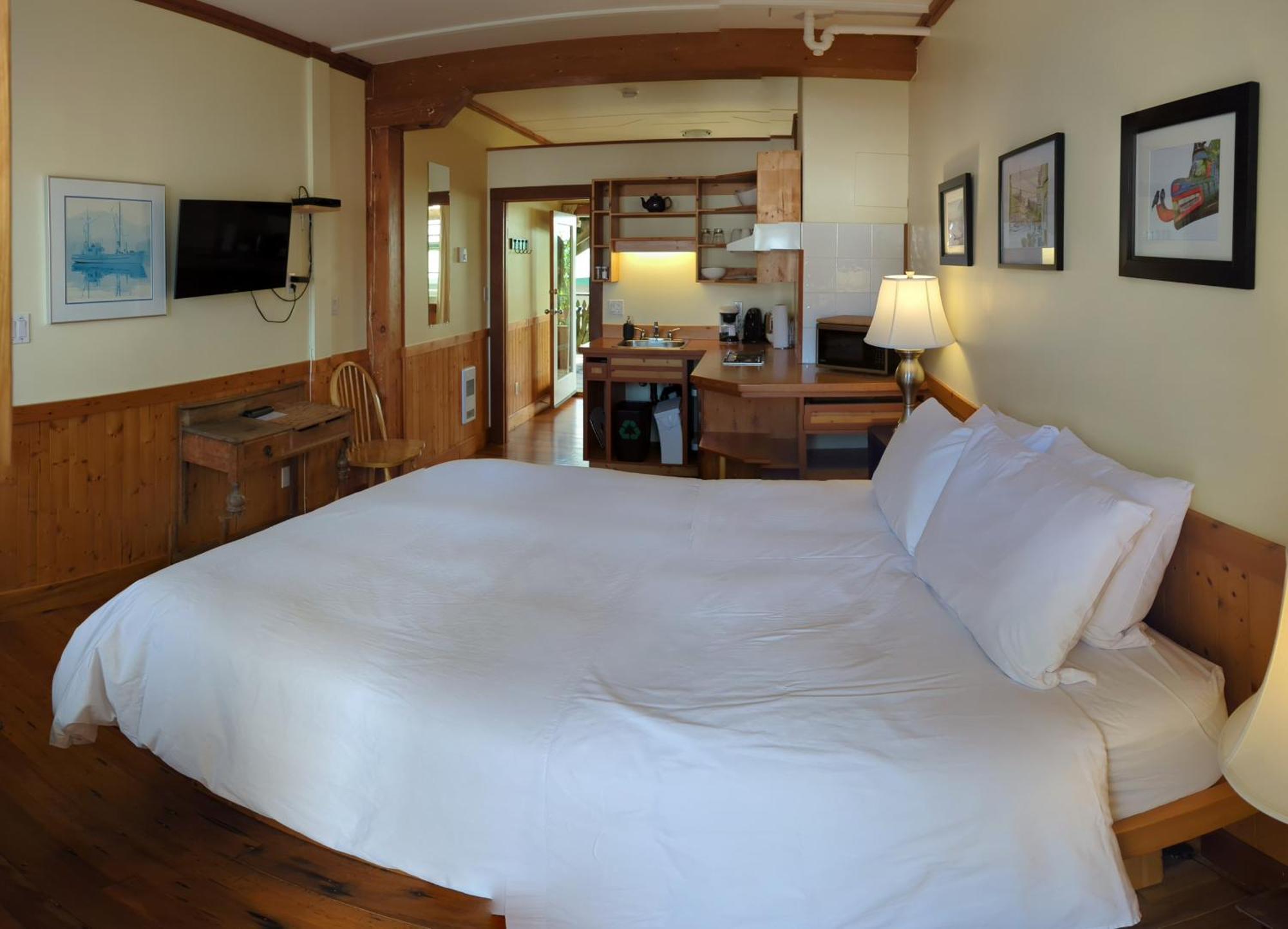 Seine Boat Inn Alert Bay Екстериор снимка