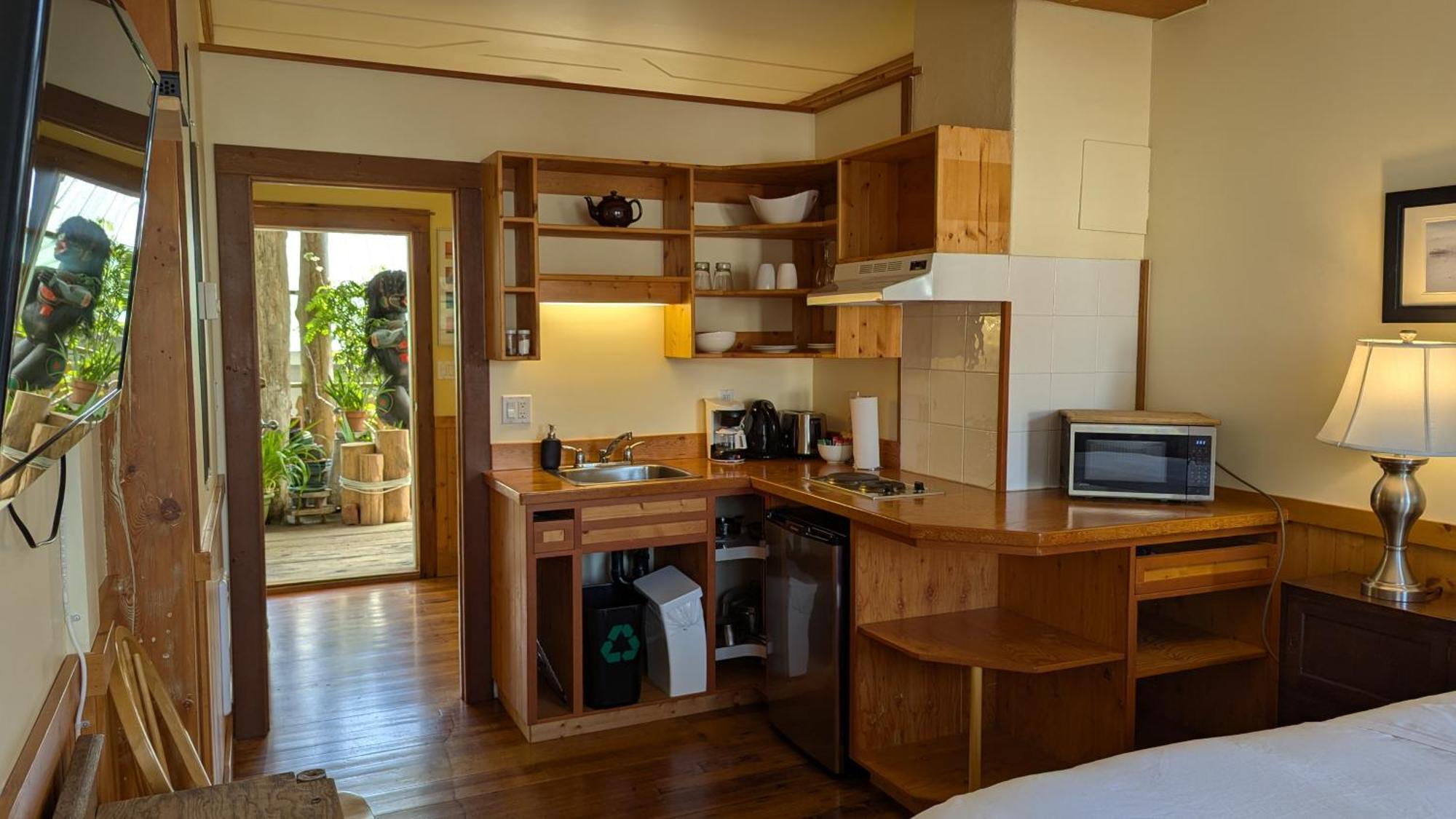 Seine Boat Inn Alert Bay Екстериор снимка