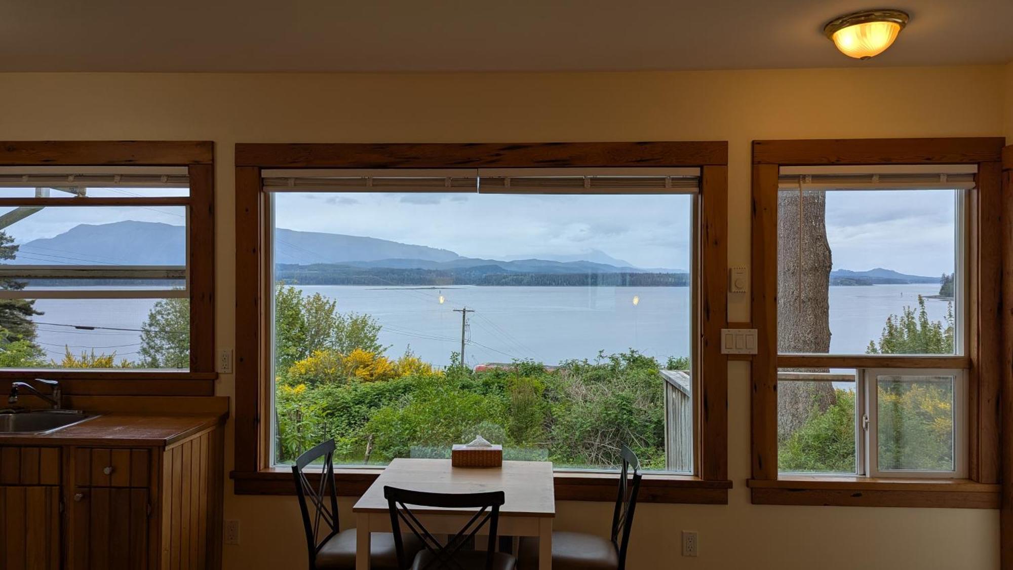 Seine Boat Inn Alert Bay Екстериор снимка