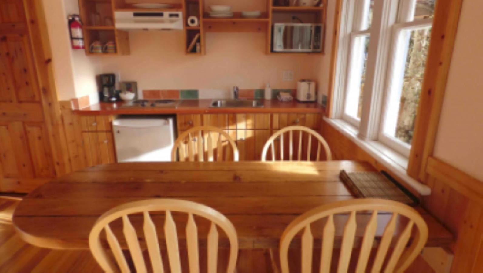 Seine Boat Inn Alert Bay Екстериор снимка