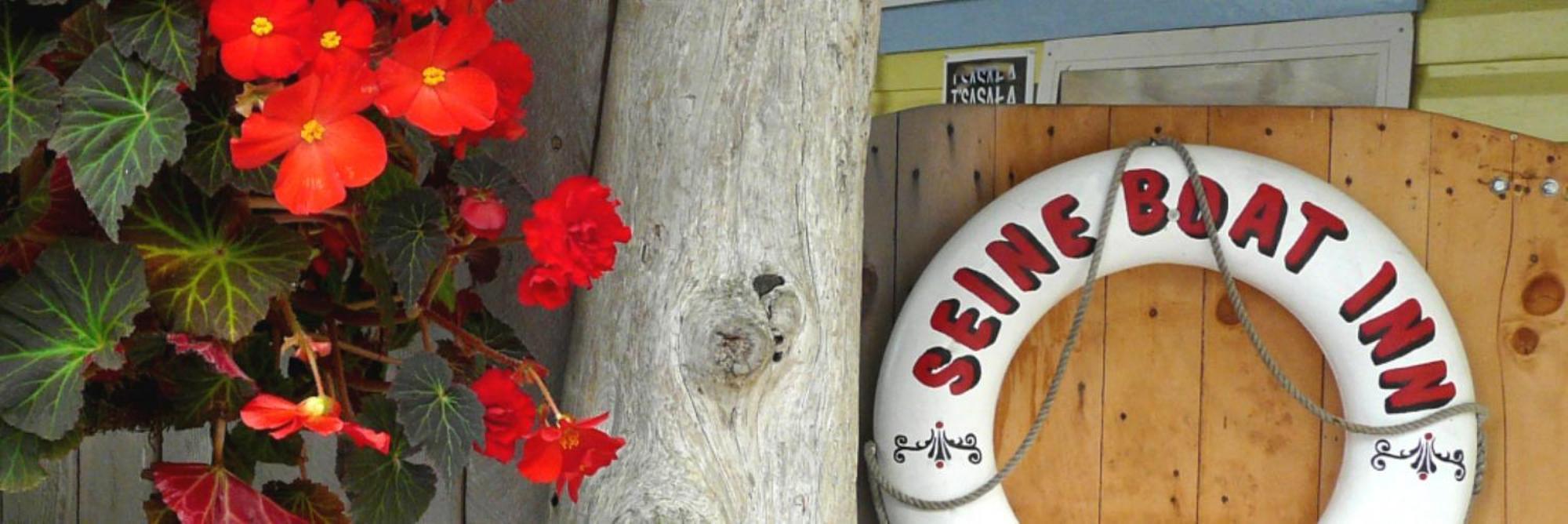 Seine Boat Inn Alert Bay Екстериор снимка