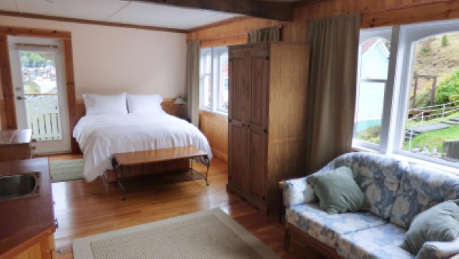 Seine Boat Inn Alert Bay Екстериор снимка