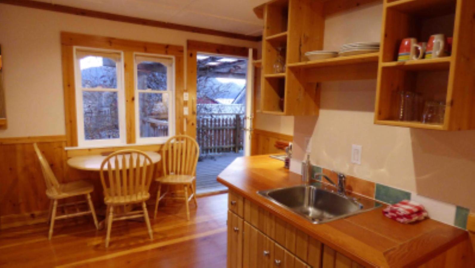 Seine Boat Inn Alert Bay Екстериор снимка