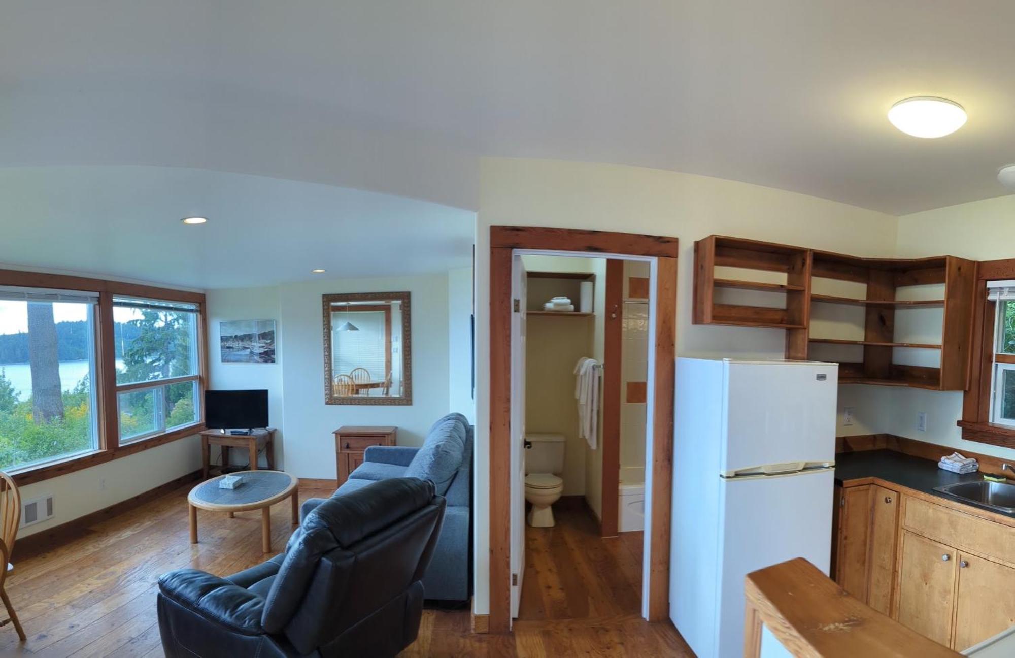 Seine Boat Inn Alert Bay Екстериор снимка