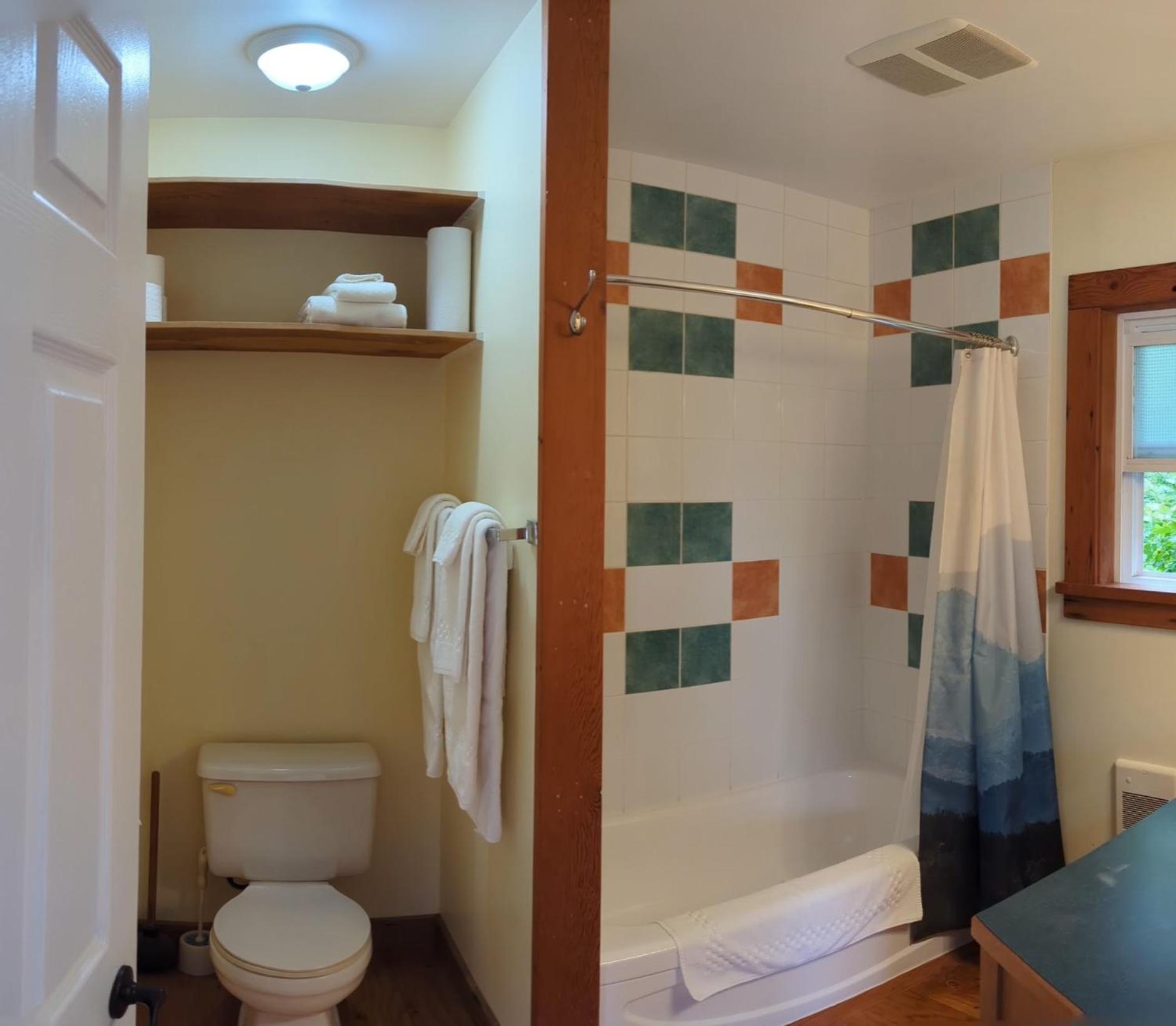 Seine Boat Inn Alert Bay Екстериор снимка