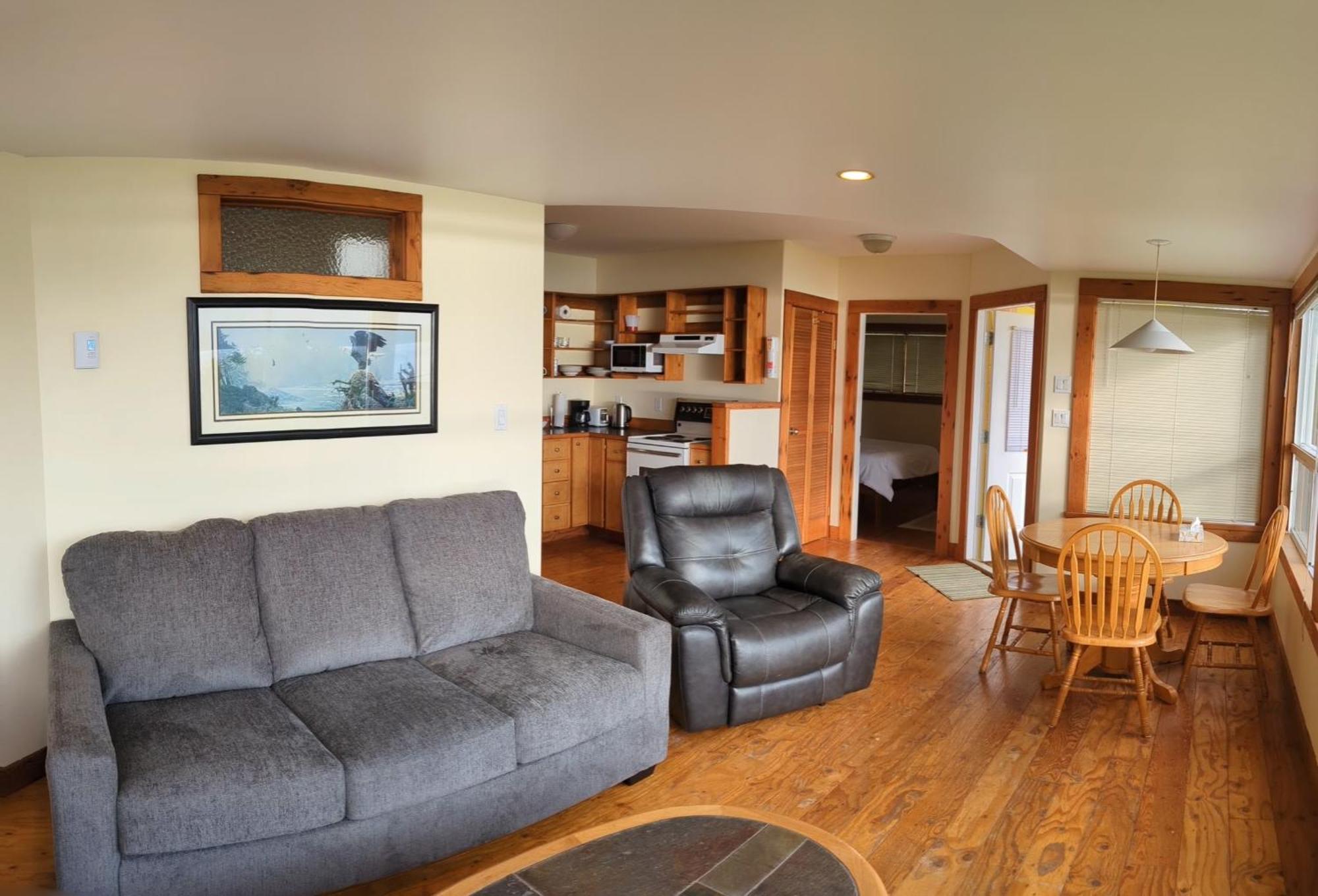 Seine Boat Inn Alert Bay Екстериор снимка