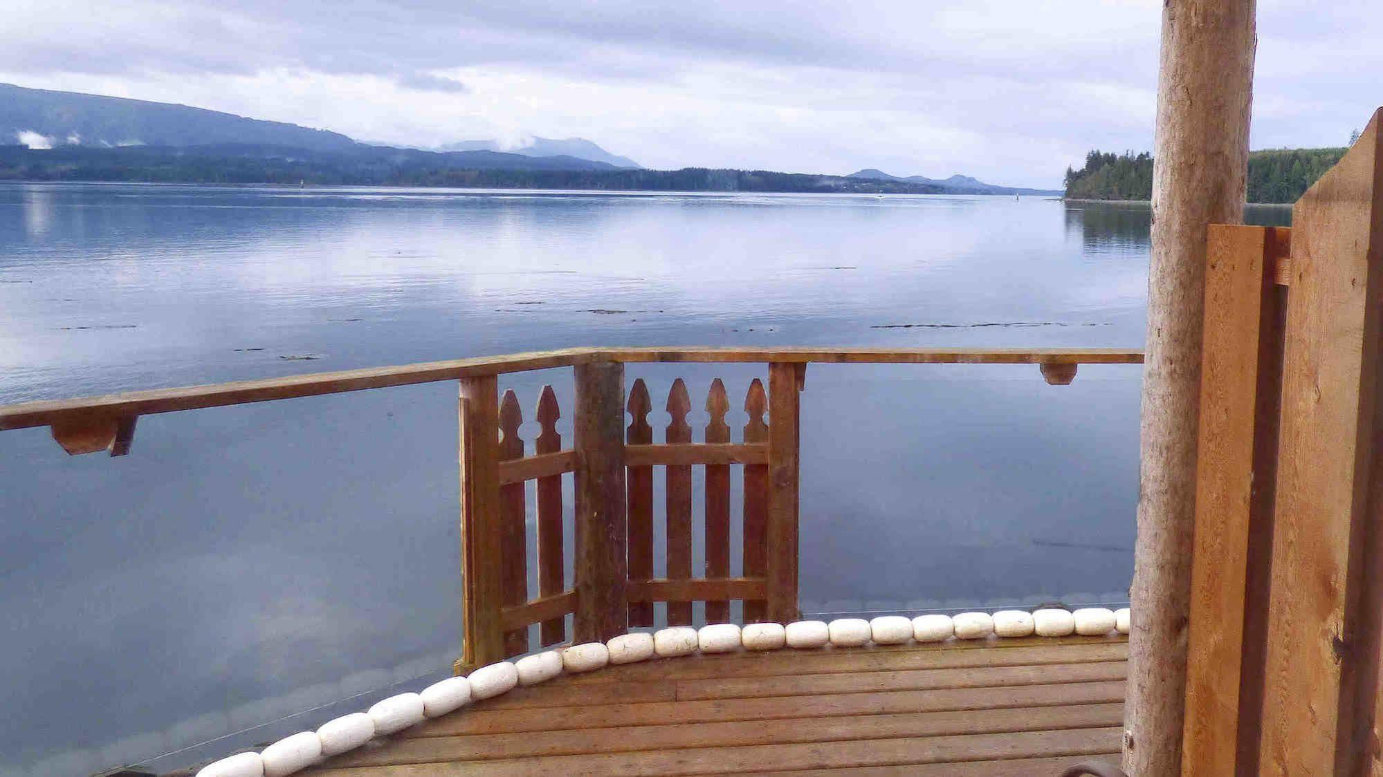 Seine Boat Inn Alert Bay Екстериор снимка