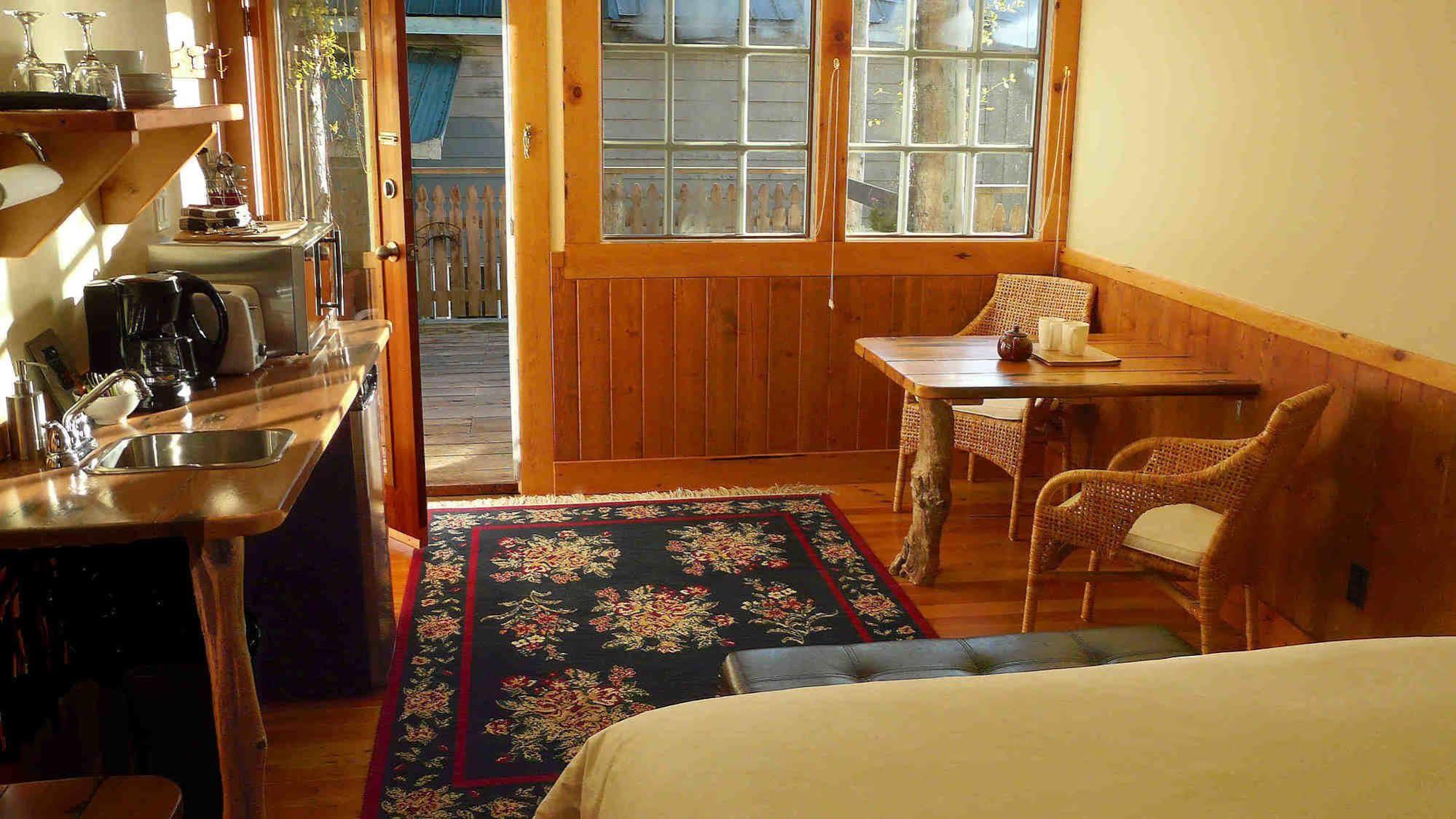 Seine Boat Inn Alert Bay Екстериор снимка