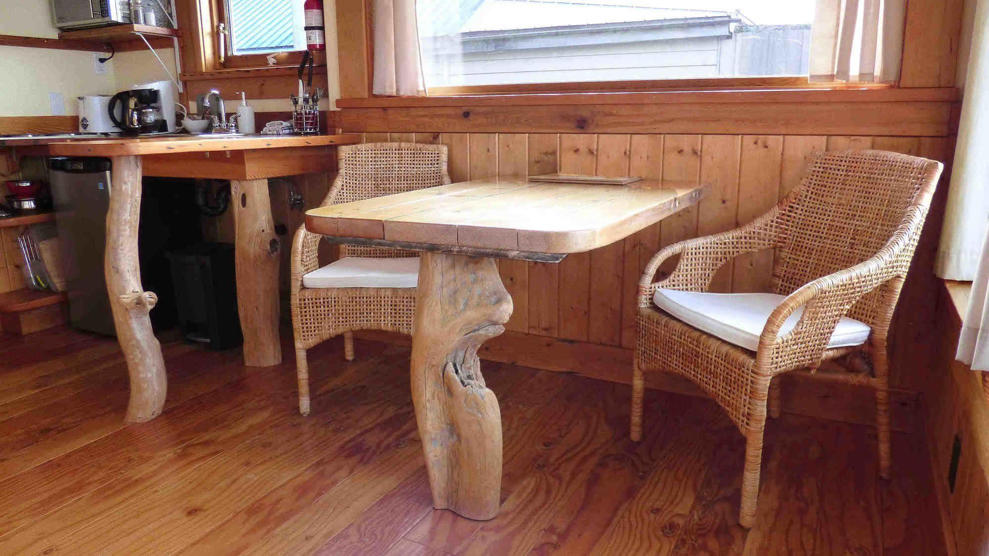 Seine Boat Inn Alert Bay Екстериор снимка