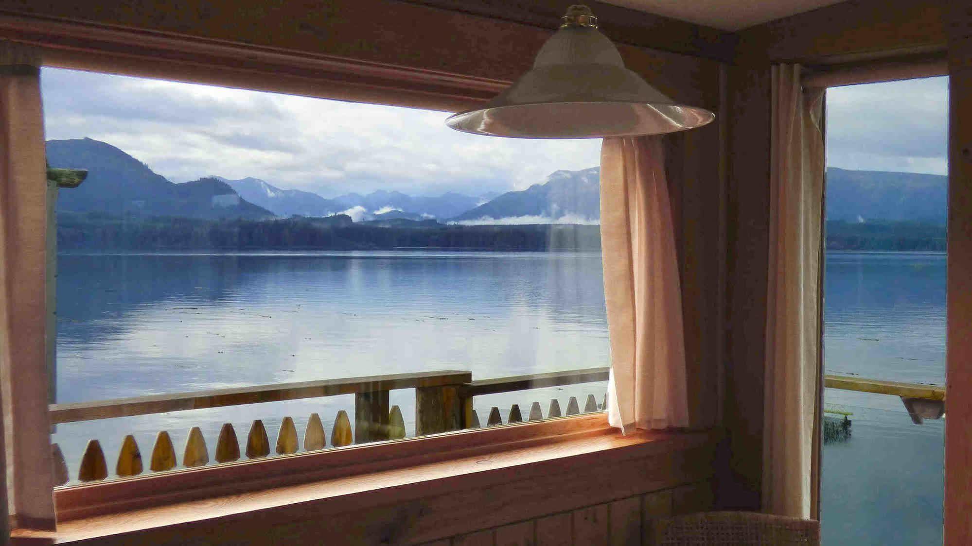 Seine Boat Inn Alert Bay Екстериор снимка