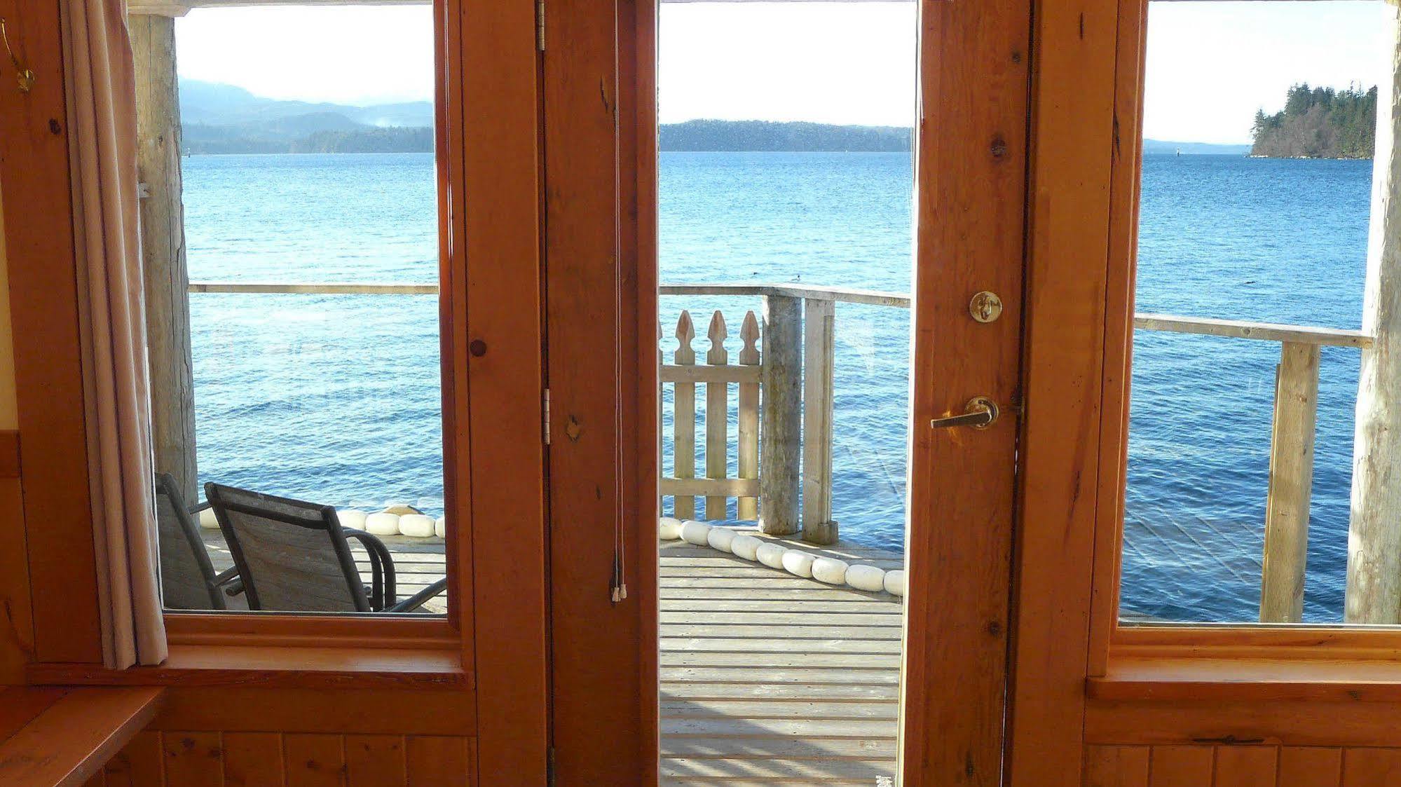 Seine Boat Inn Alert Bay Екстериор снимка
